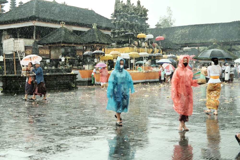 Eine Gruppe von Menschen, die mit Regenschirmen im Regen spazieren gehen