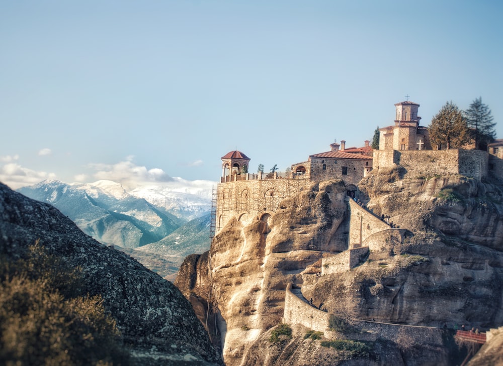 Un castillo encaramado en la cima de un acantilado rocoso