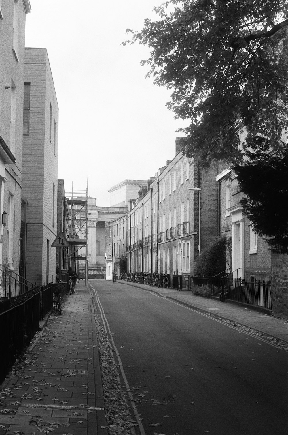 a black and white photo of a city street