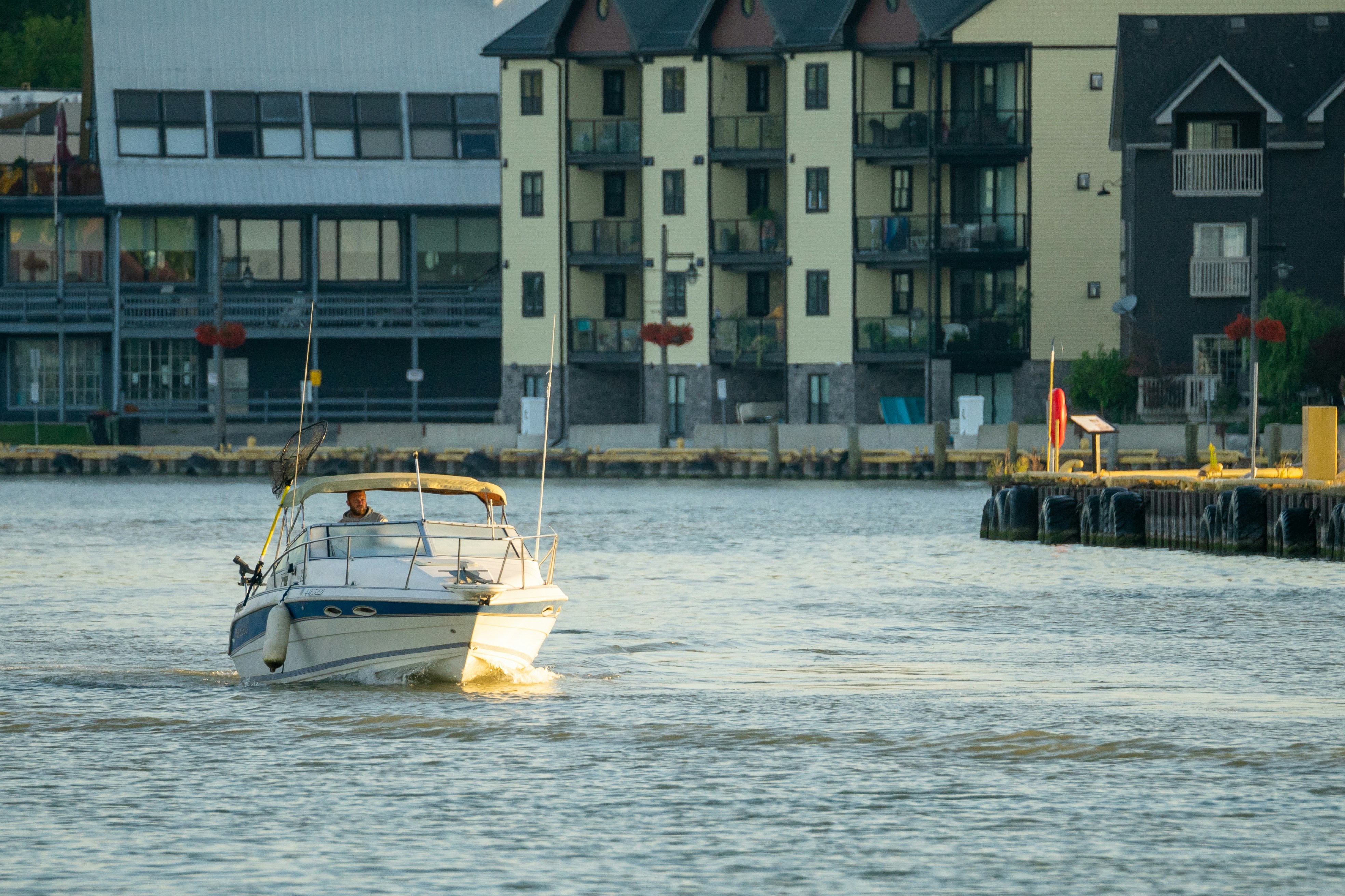 Ein kleines Boot, das durch ein Gewässer fährt