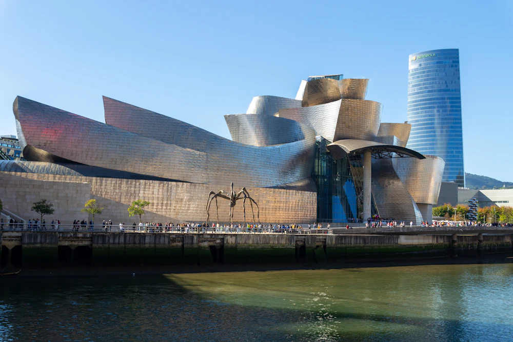Vista de el Guggenheim junto a la ría de Bilbao