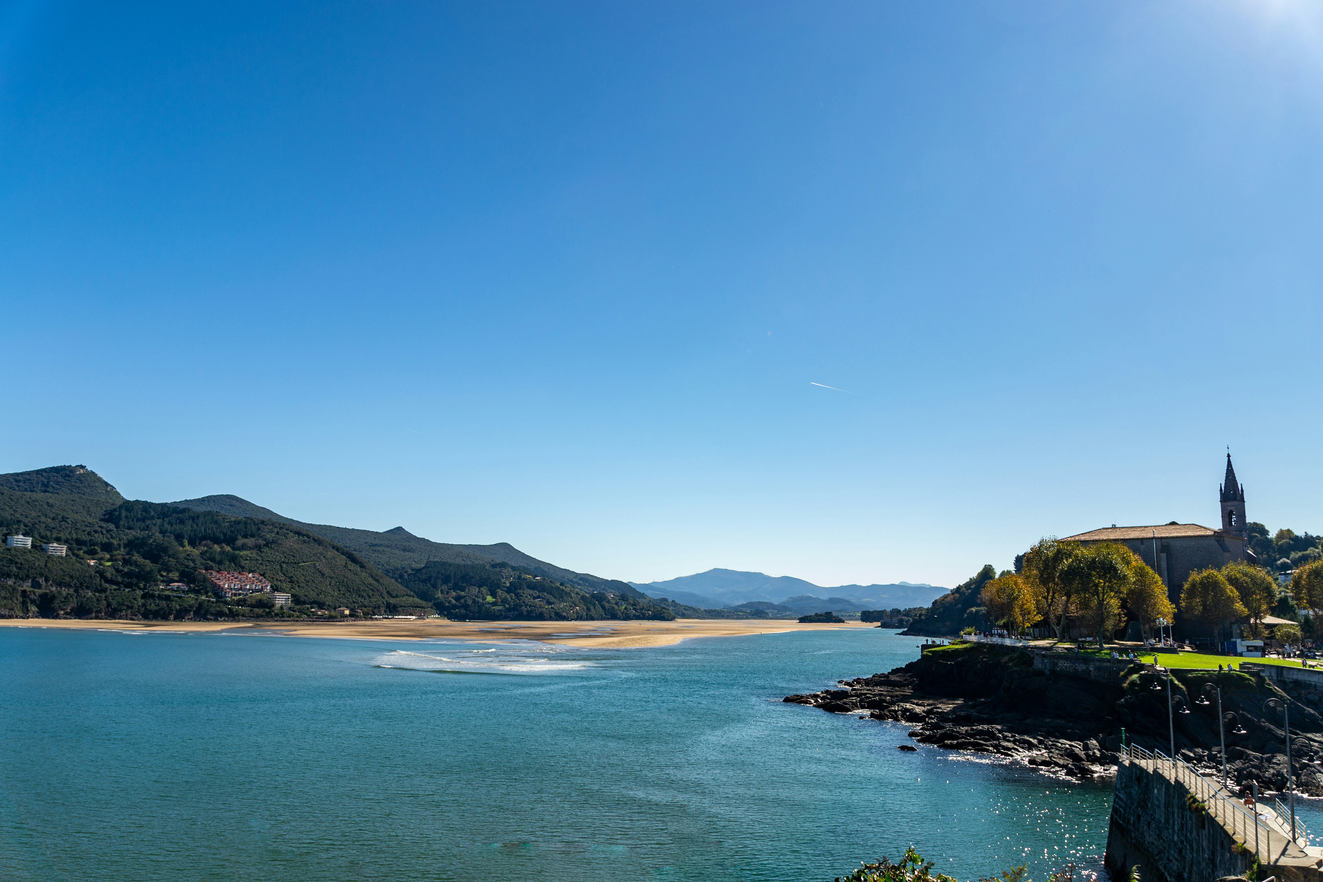 L'estuario del fiume Urdaibai circondato dal verde in un giorno di sole