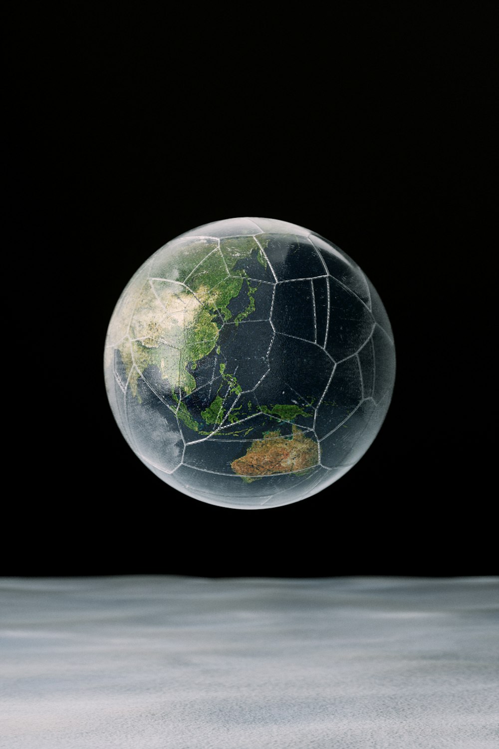 Una palla di vetro con una mappa del mondo in esso