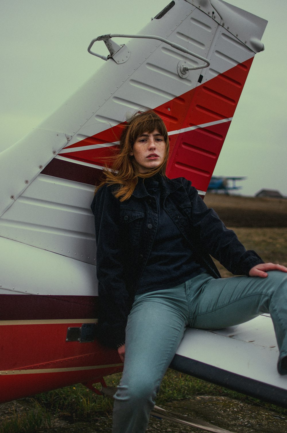 飛行機の翼に座っている女性