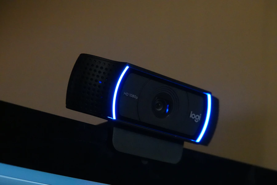 Ilustrasi Logitech Rally AI Camera yang terpasang di ruang pertemuan besar