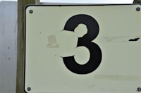 MADOX. RAMKI POD TABLICE REJESTRACYJNE, NAKLEJKI 3D, USŁUGI SITODRUKOWE.