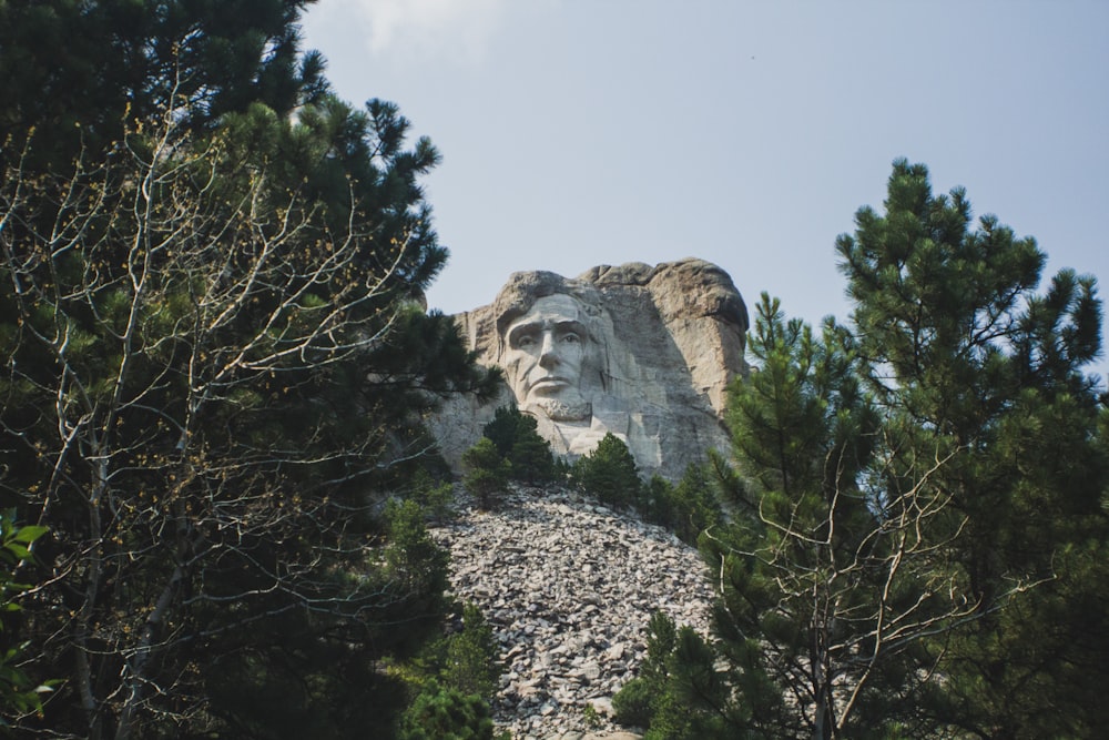 Una estatua de Abraham en la cima de una montaña rodeada de árboles