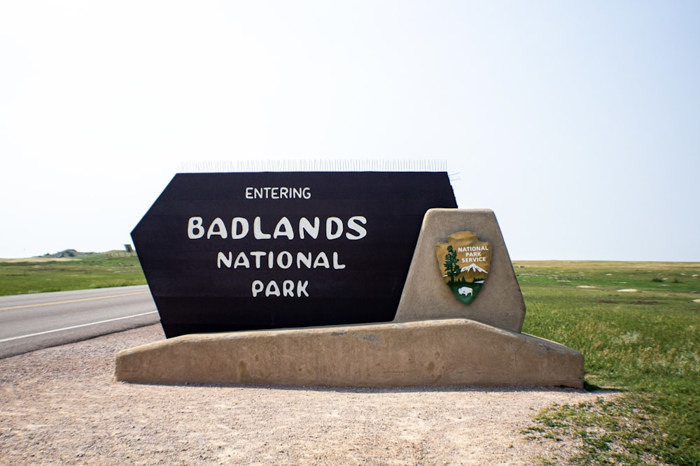 Una señal para el Parque Nacional Badlands al costado de la carretera