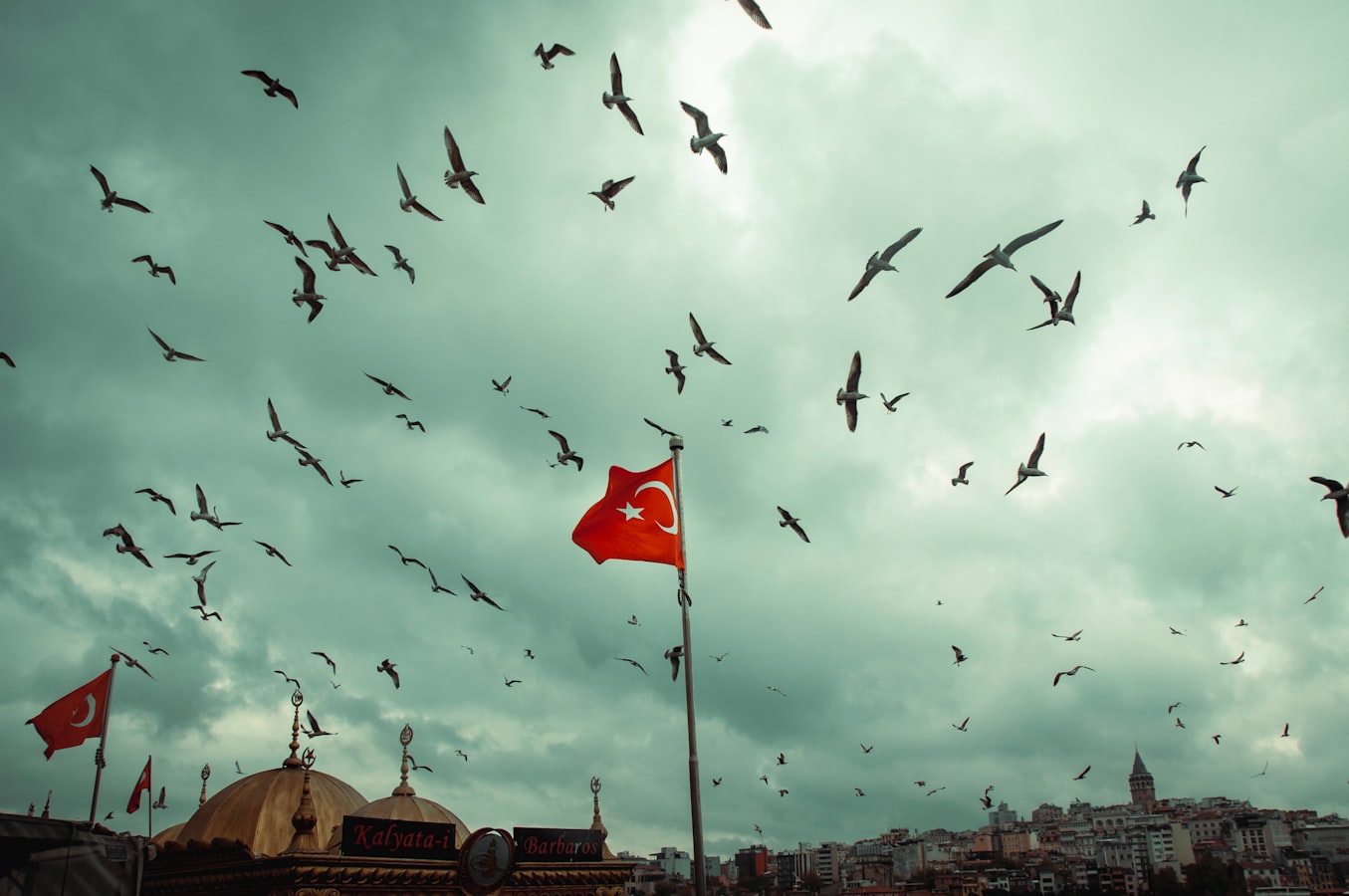 Hong Kong – Red flags hoisted at some beaches (2)