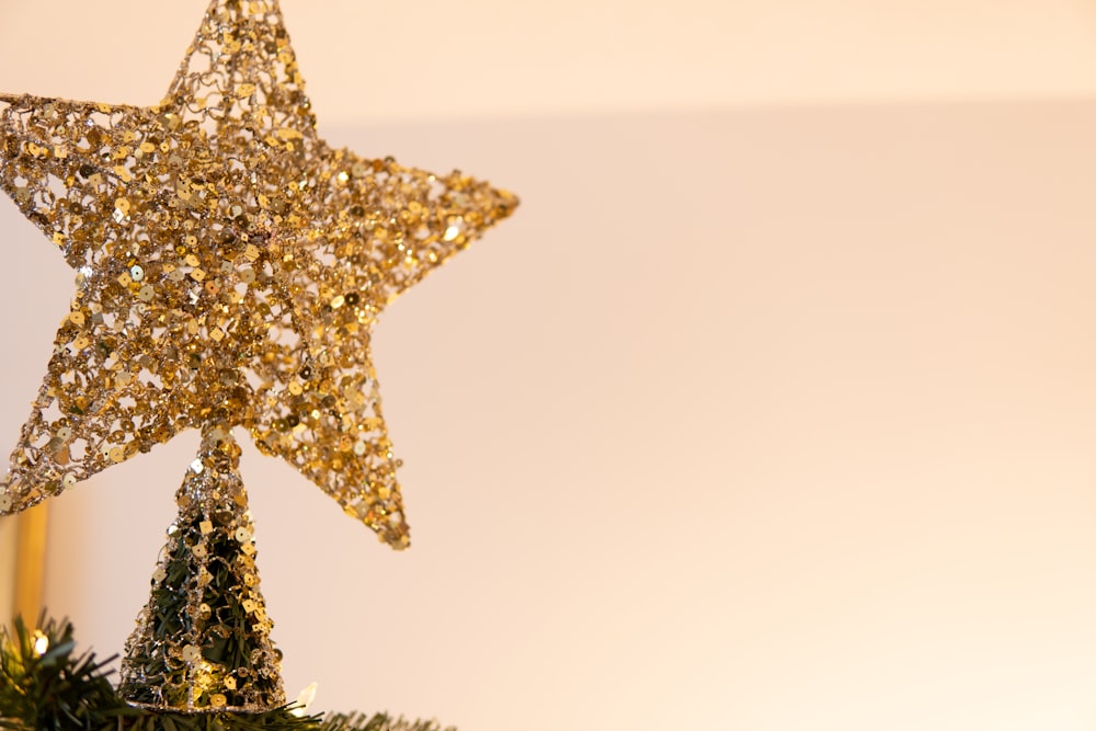 Un adorno de estrella dorada colgando de un árbol de Navidad