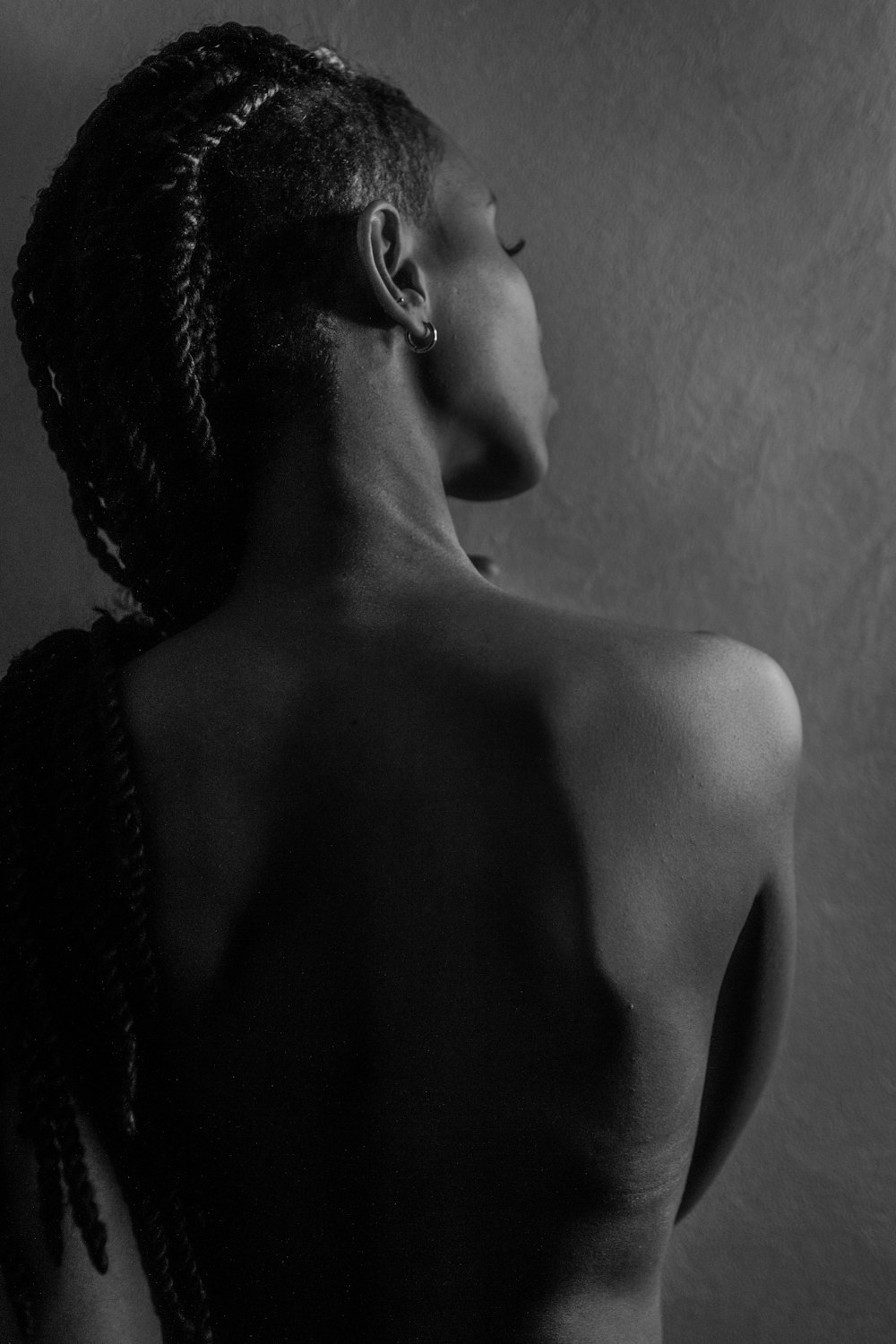 Ein Schwarz-Weiß-Foto einer Frau mit Zöpfen