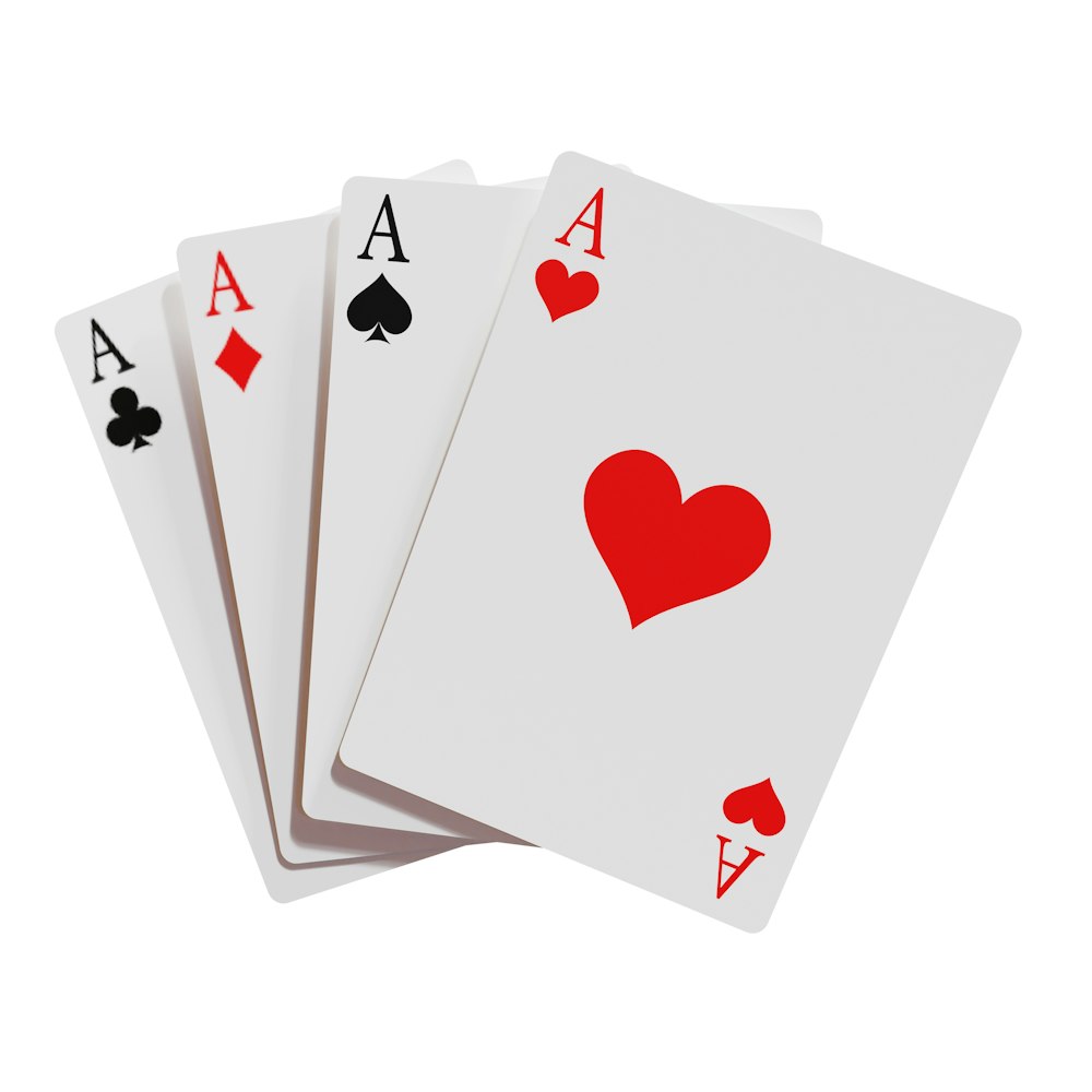 vier einer Art Spielkarten mit rotem Herzen