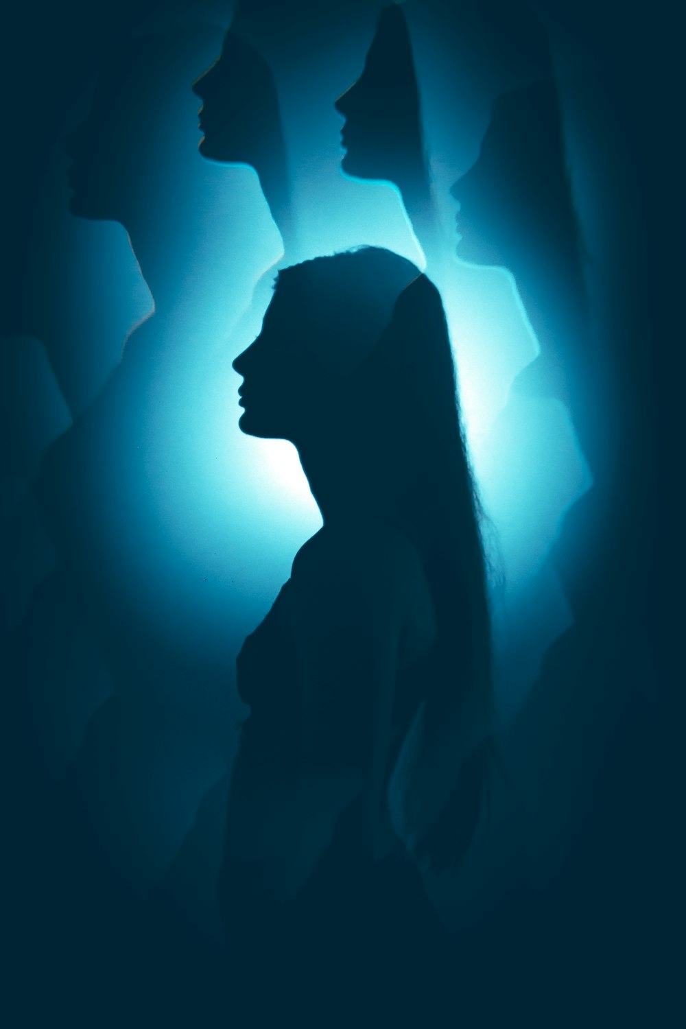 uma silhueta de uma mulher na frente de um fundo azul