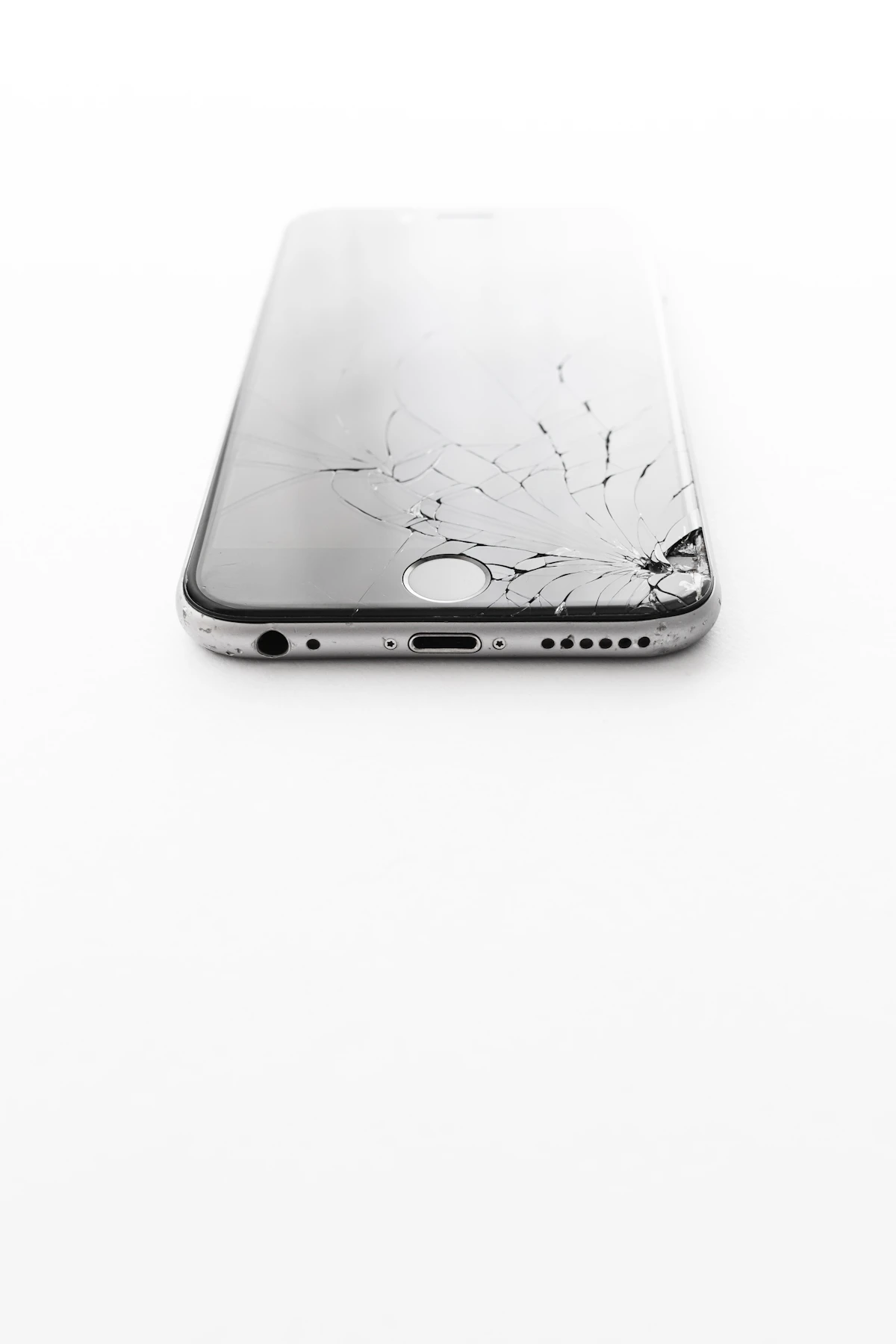Téléphone à l'écran brisé
