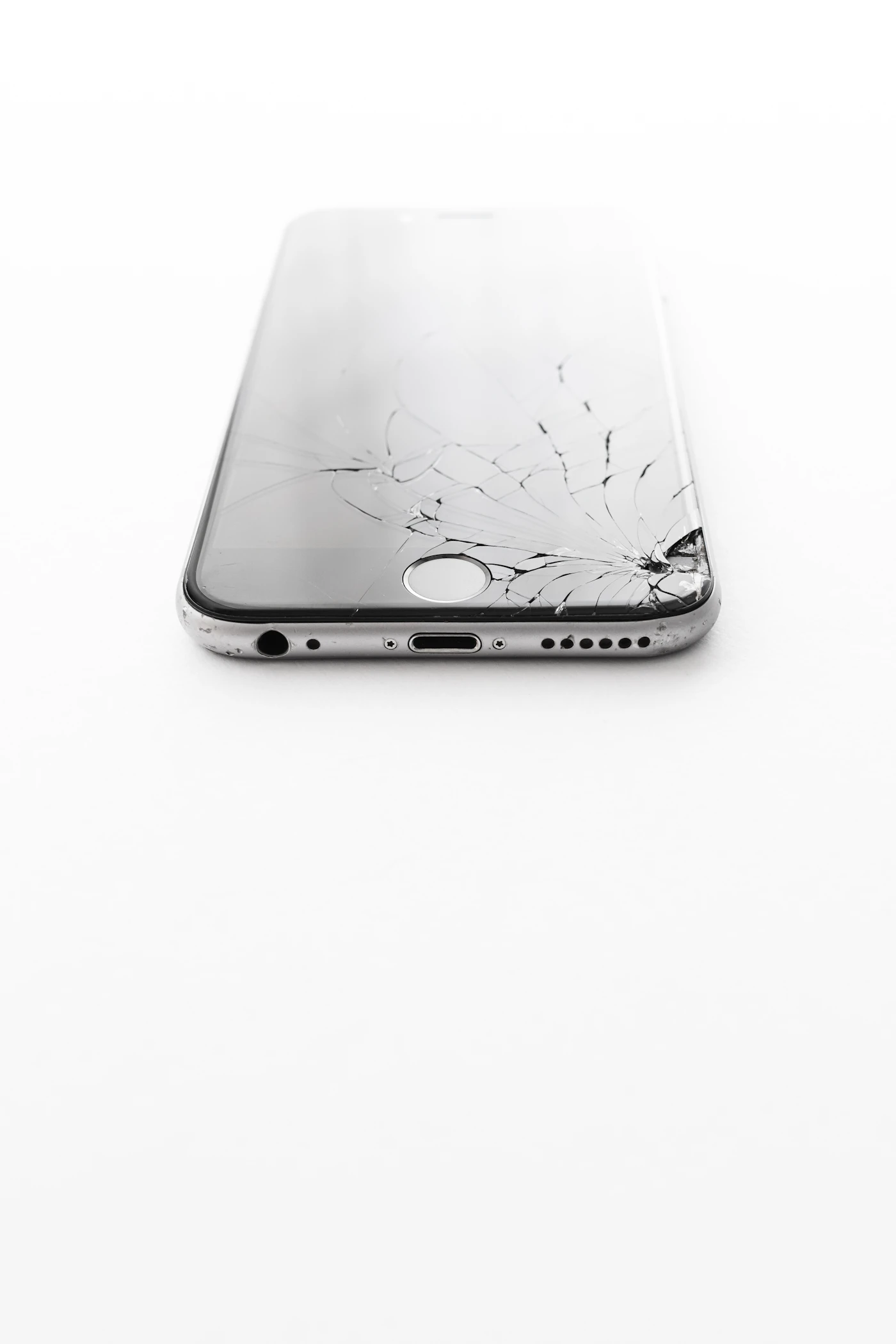 Smartphone à l'écran fissuré apporté à l'atelier
