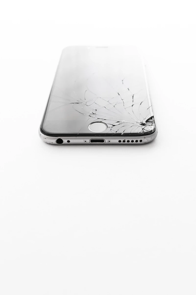 Smartphone à l'écran fissuré avant réparation