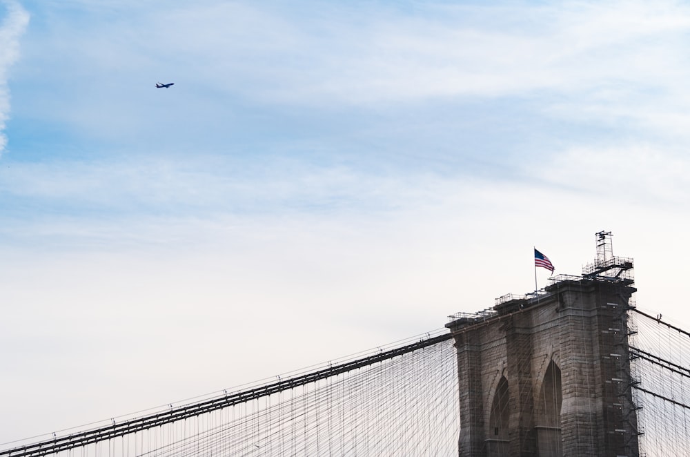 Un avión volando sobre la parte superior de un puente