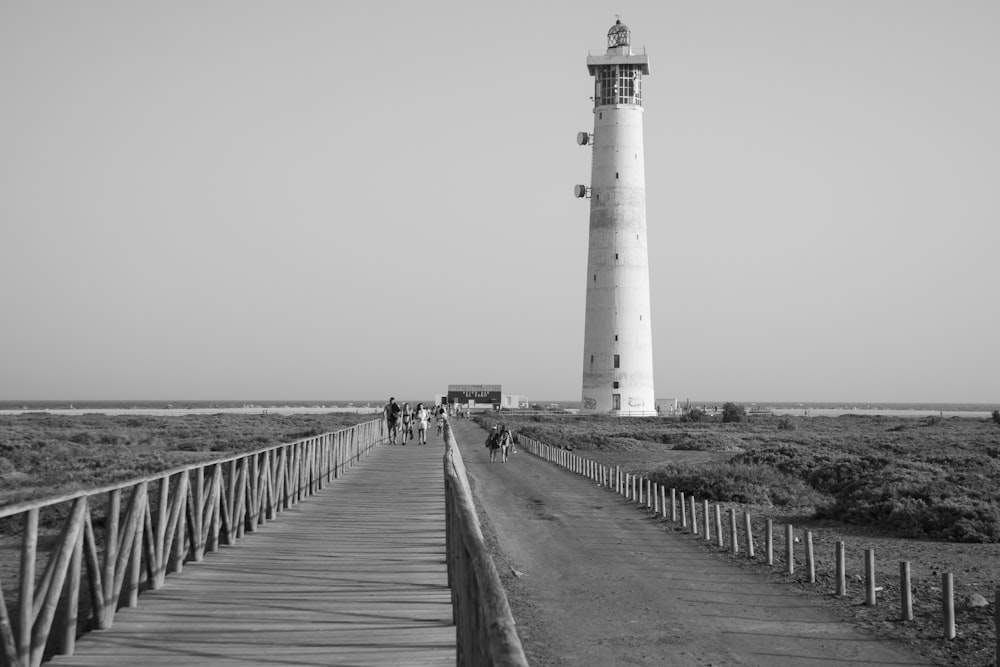 uma foto em preto e branco de um farol