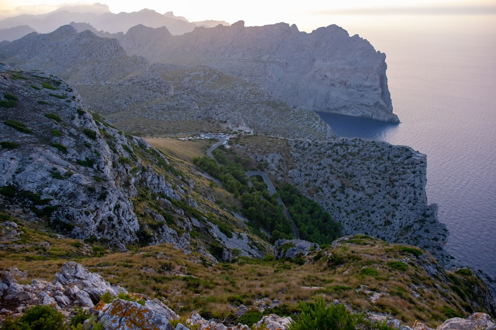 Una vista de una montaña con un cuerpo de agua en la distancia