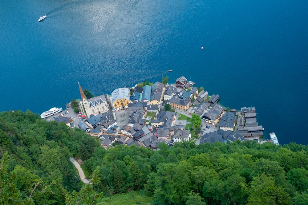 uma vista aérea de uma pequena aldeia em um lago