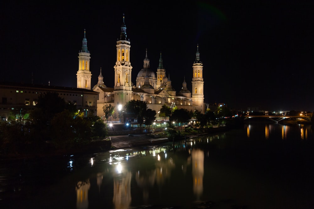 Una vista nocturna de una ciudad con un río que la atraviesa