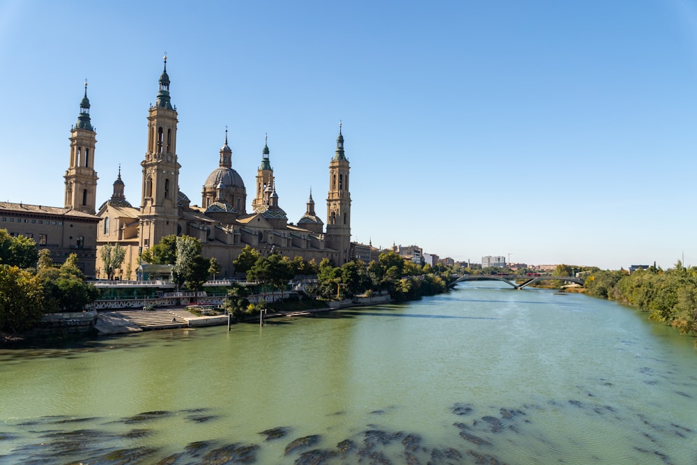 Un río que atraviesa una ciudad junto a un edificio alto