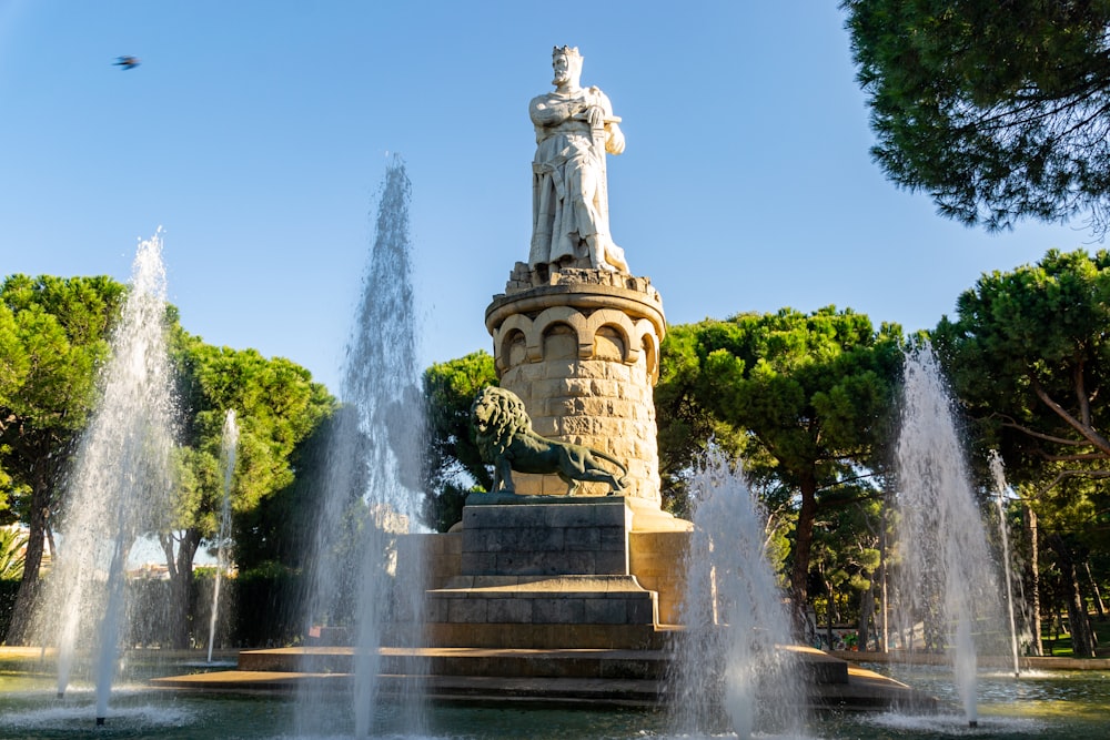 una fontana con una statua al centro