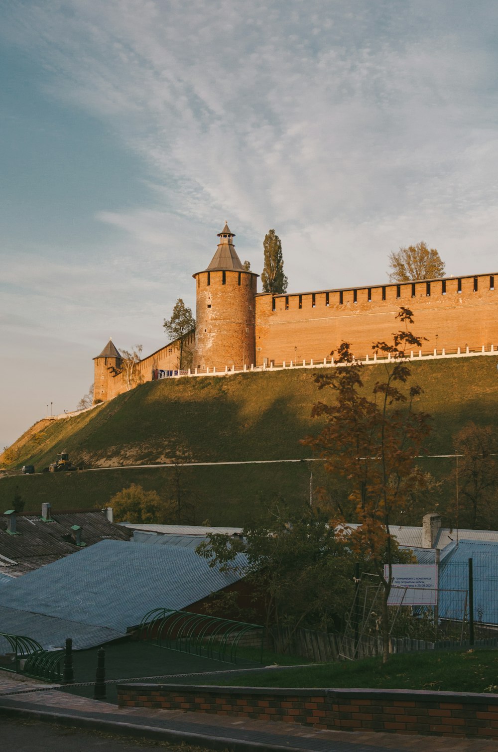 Eine Burg auf einem Hügel mit Himmelshintergrund