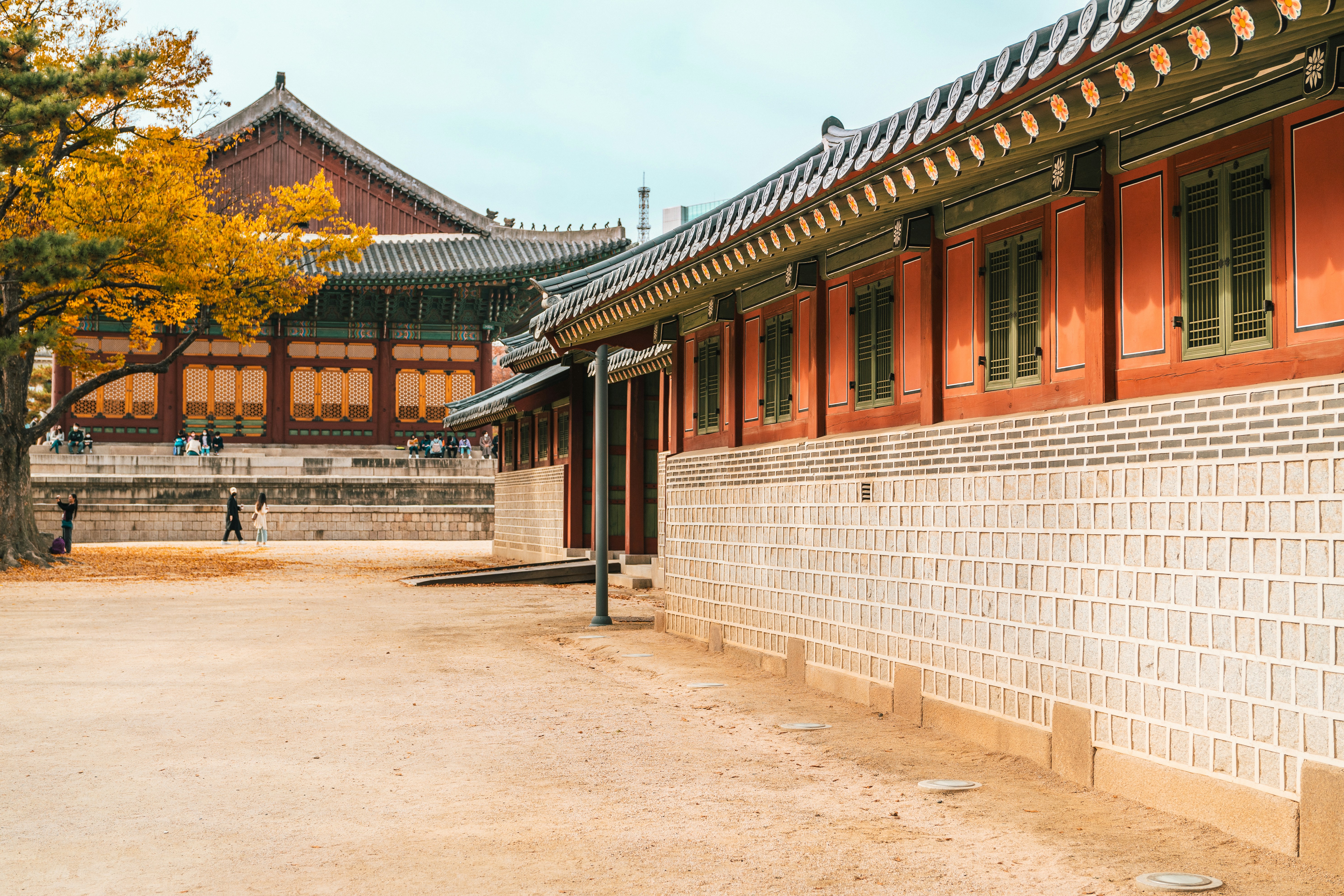 a building that has a lot of windows on it