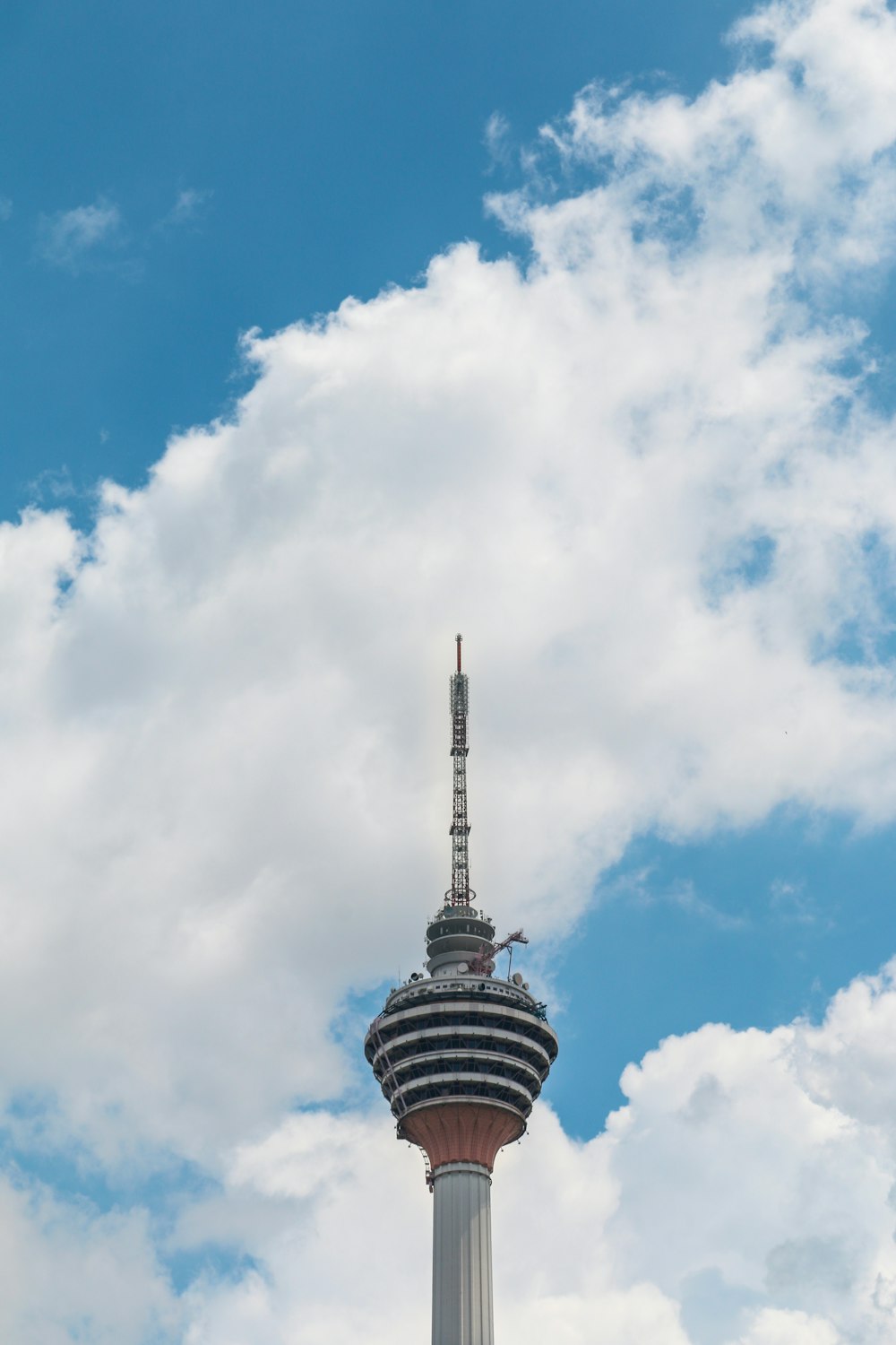 Una torre alta con uno sfondo del cielo