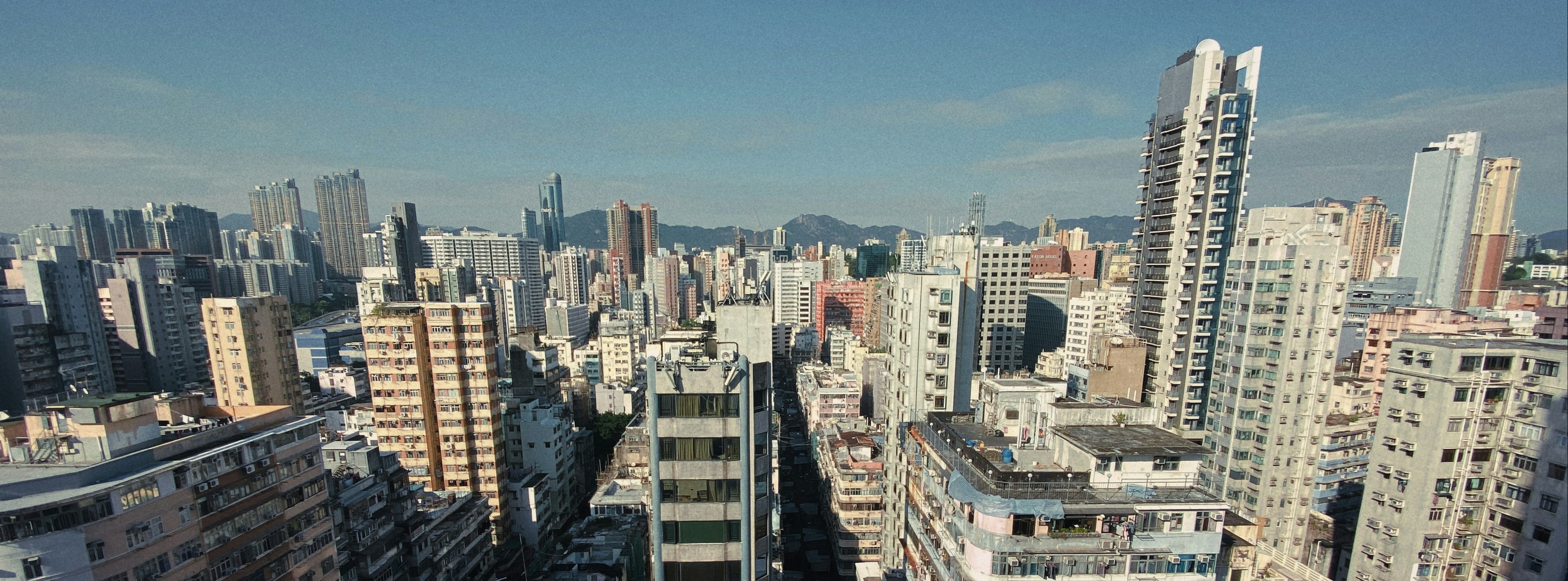 una vista di una città dalla cima di un edificio