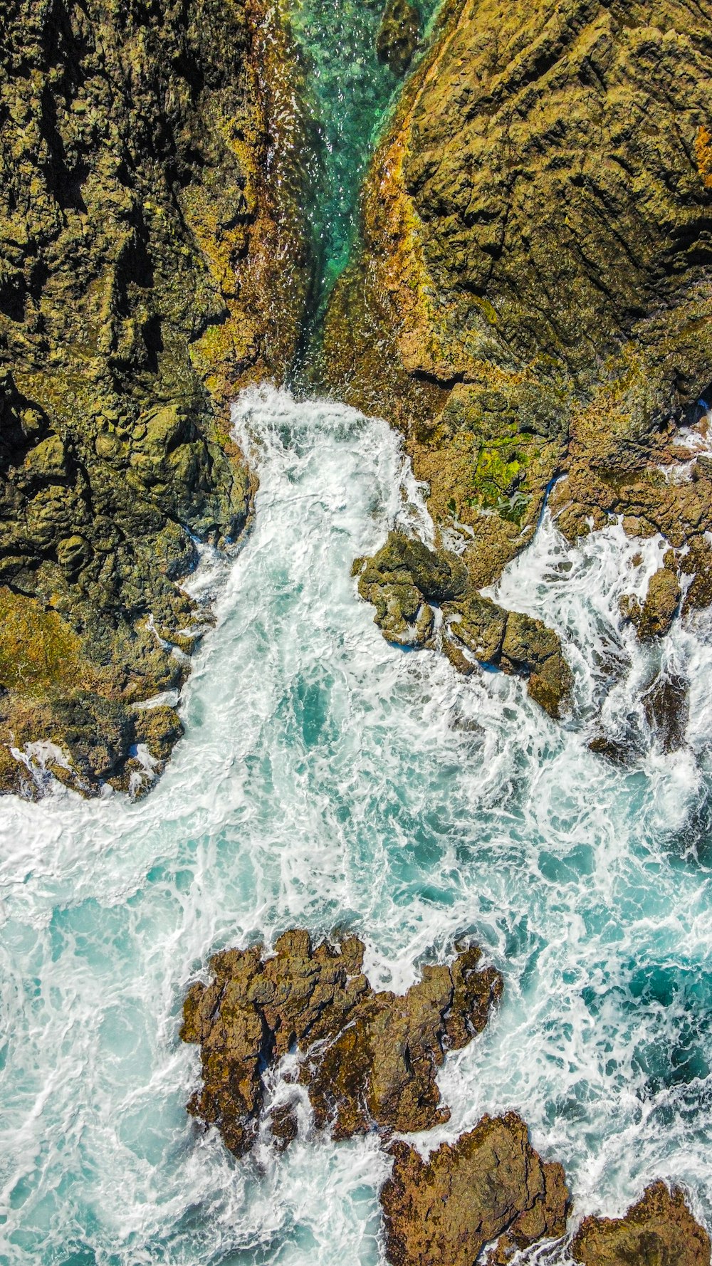 Una vista de pájaro del océano y las rocas