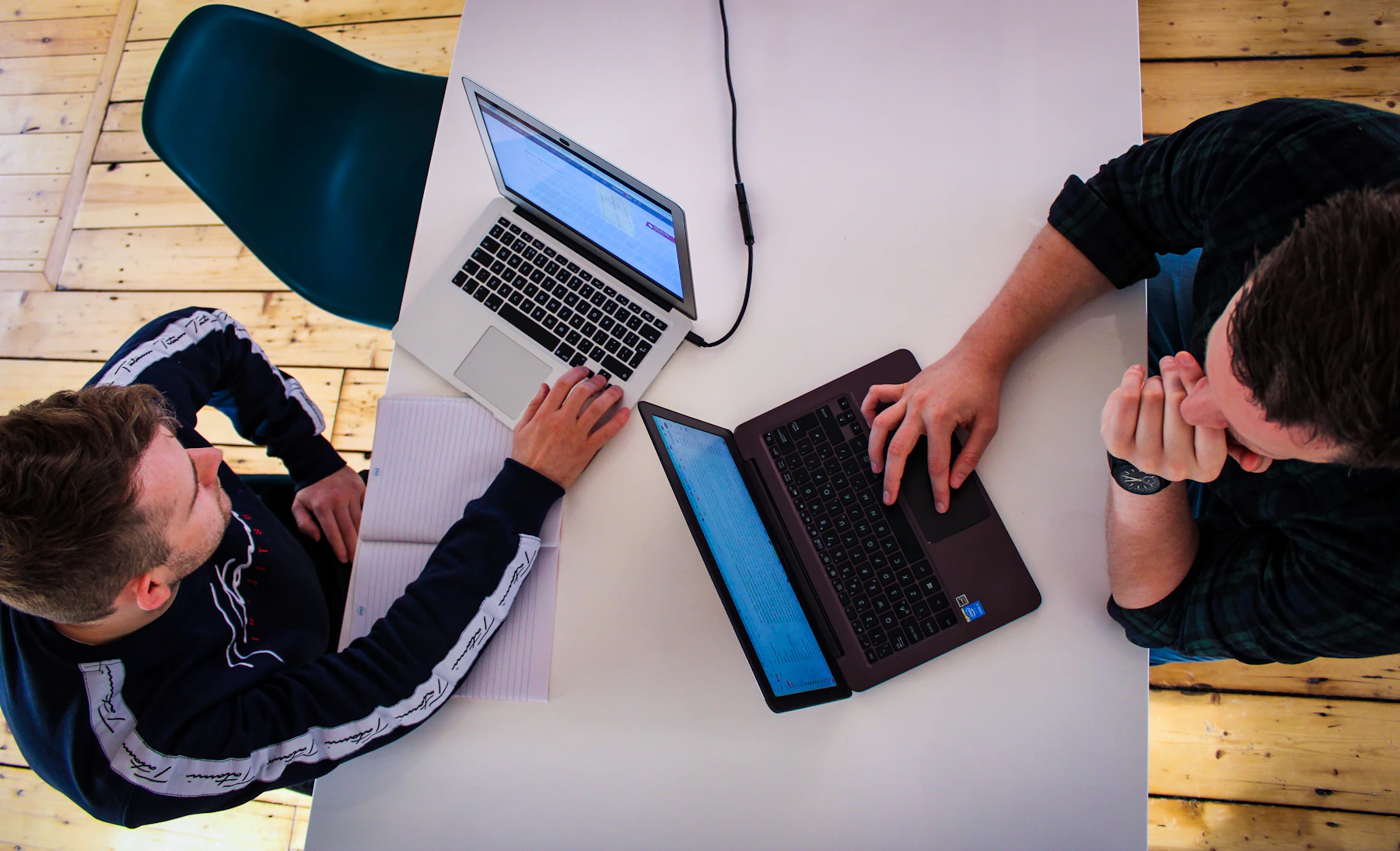 Equipo revisando una estrategia de marketing digital