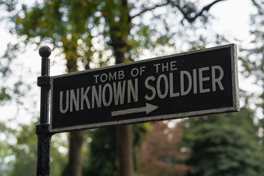 a black and white street sign that says unknown soldier