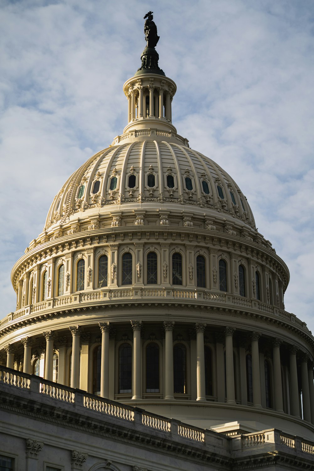 La cúpula del edificio del Capitolio de los Estados Unidos con una estatua en la parte superior