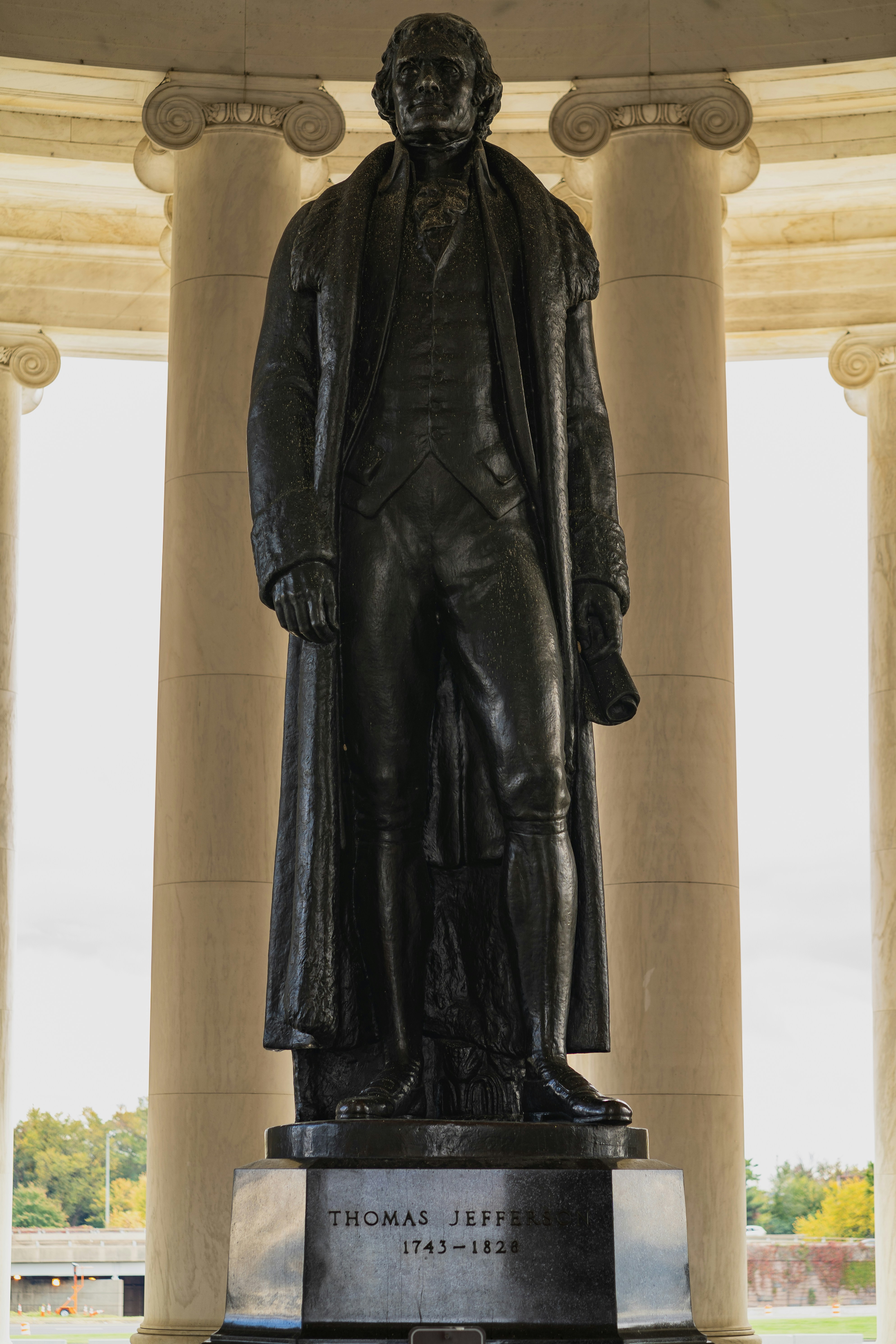 a statue of thomas jefferson in front of a building