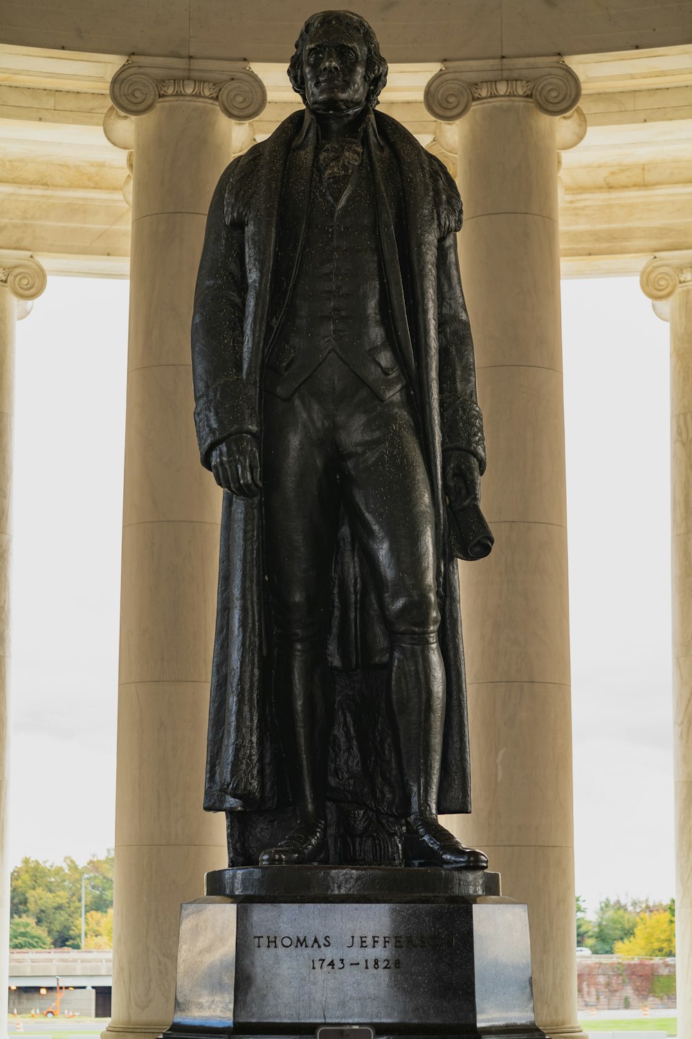 a statue of thomas jefferson in front of a building