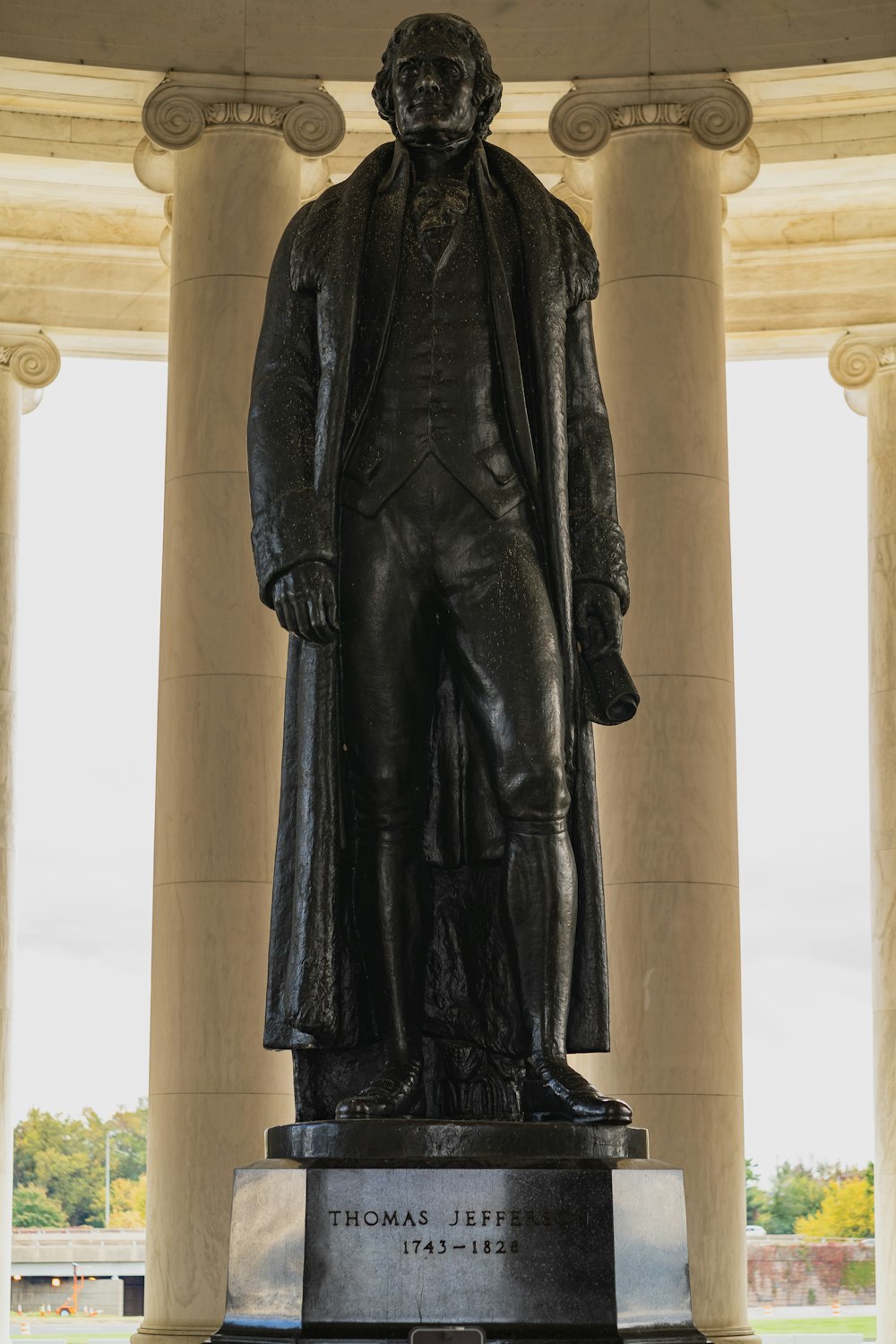 Une statue de Thomas Jefferson devant un bâtiment