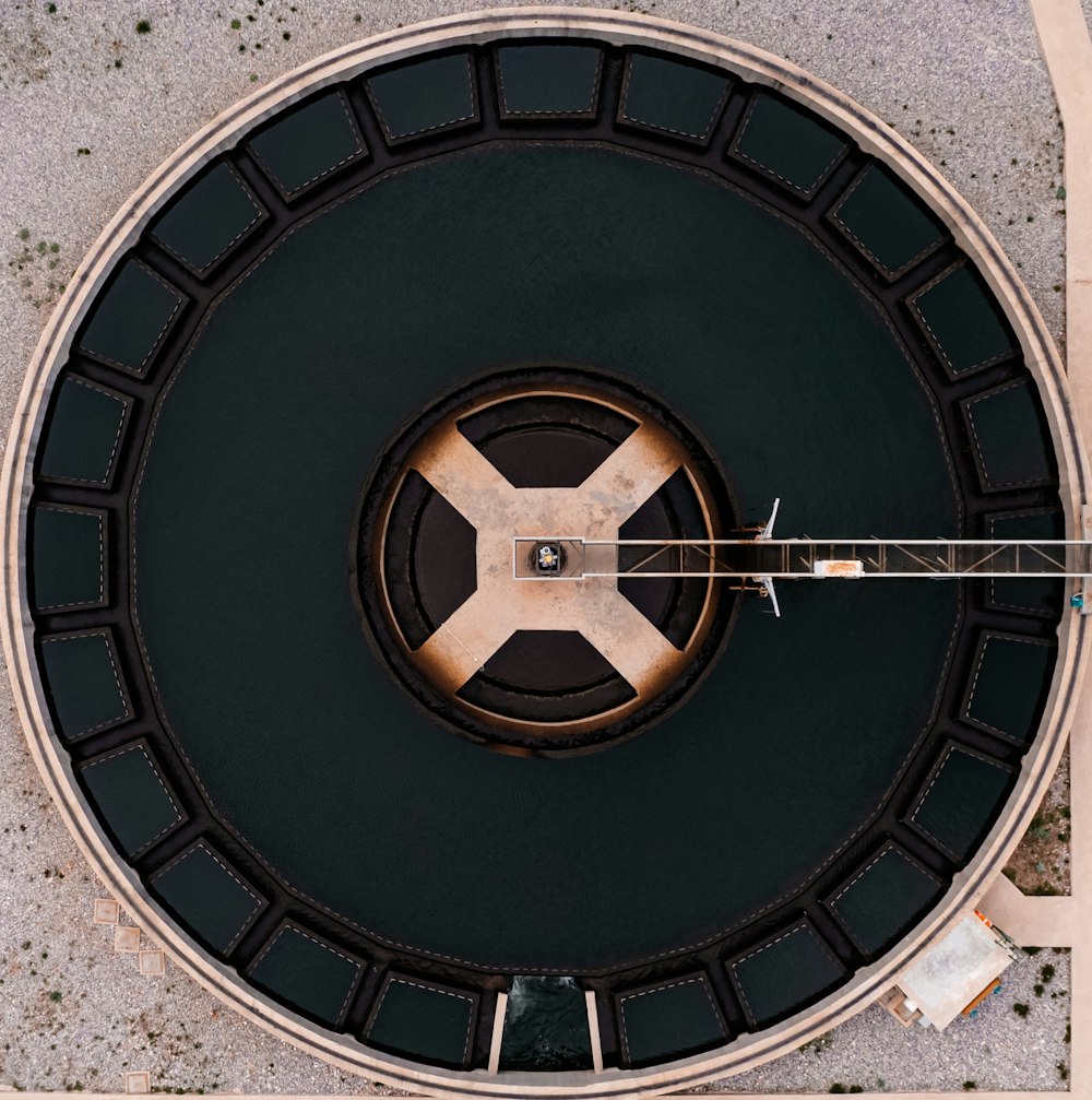 uma vista aérea de uma estrutura metálica circular