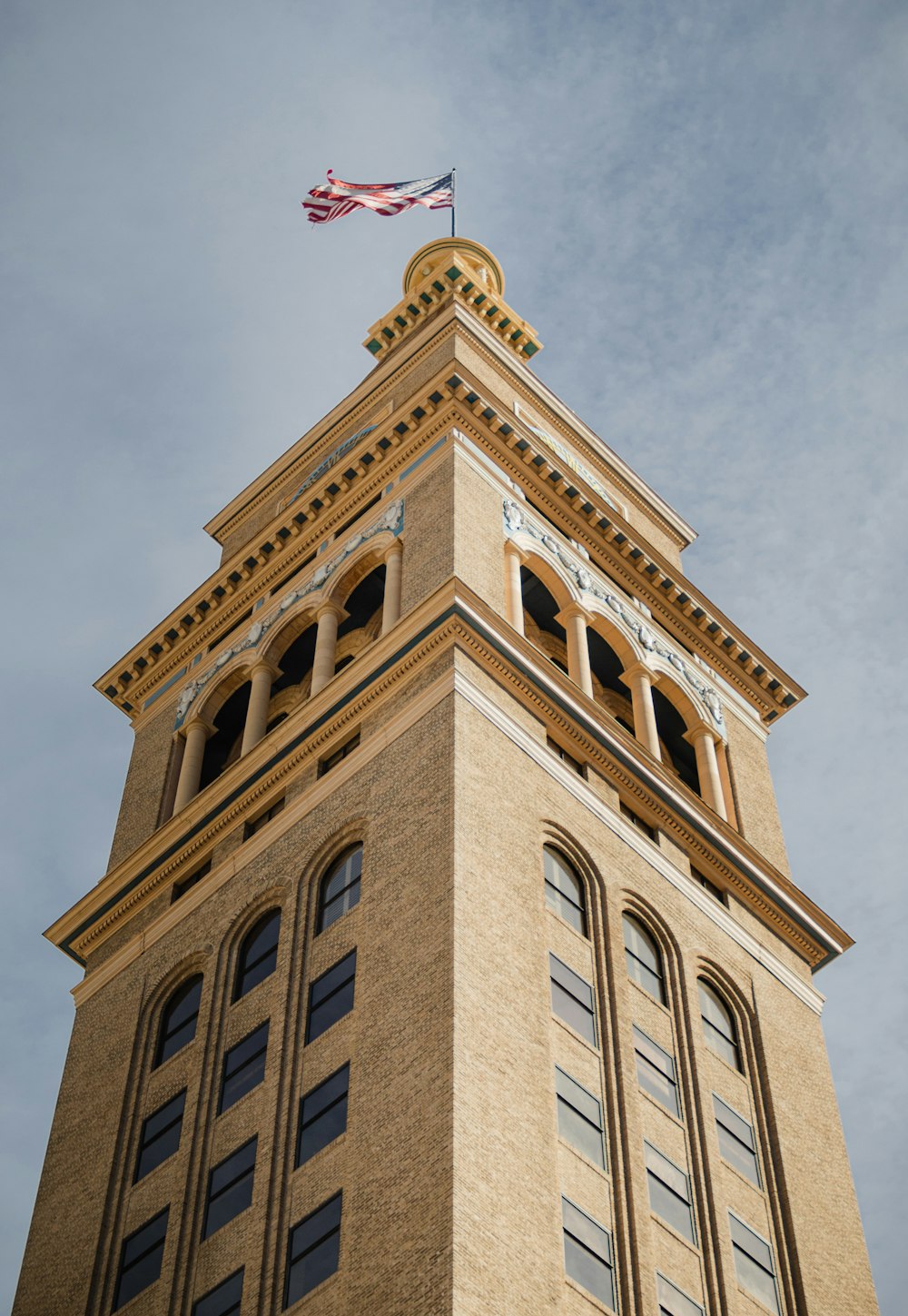 Un edificio alto con una bandera encima