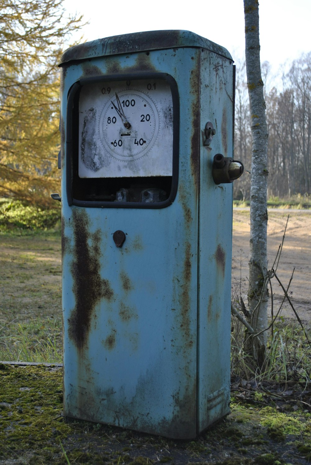 Una bomba de gas oxidada sentada en un campo