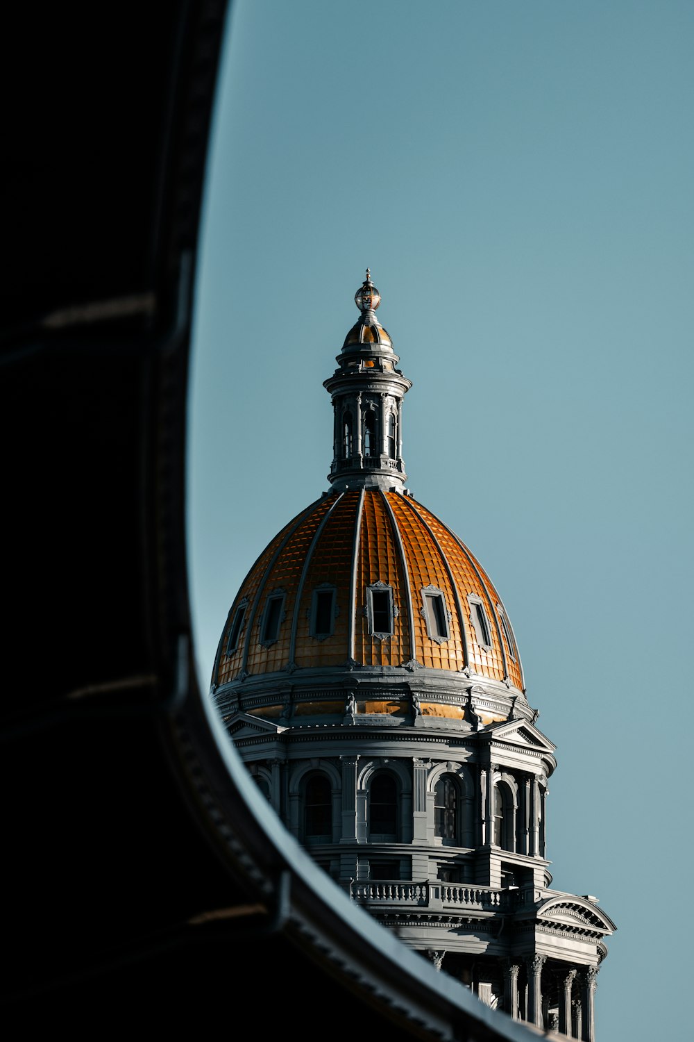 a cúpula de um edifício com um relógio sobre ele