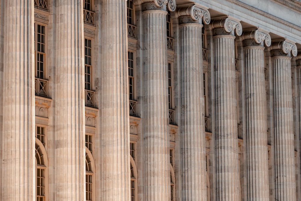 un grand bâtiment avec des colonnes et une horloge à l’avant