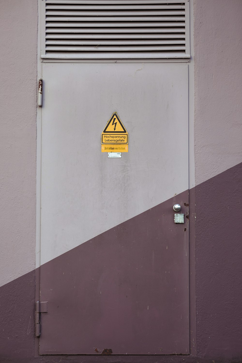 una puerta con una señal de advertencia