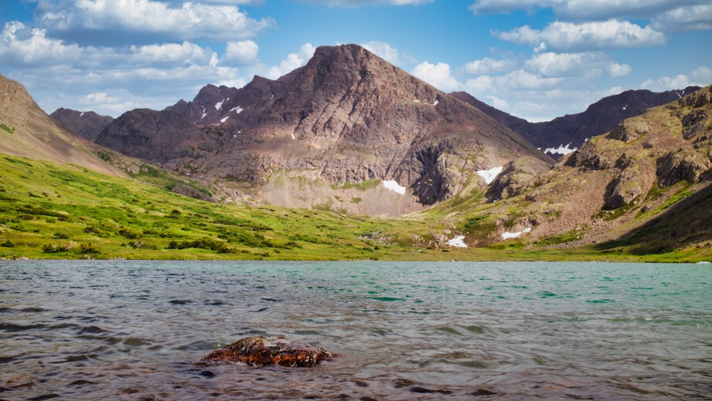 un grand plan d’eau entouré de montagnes