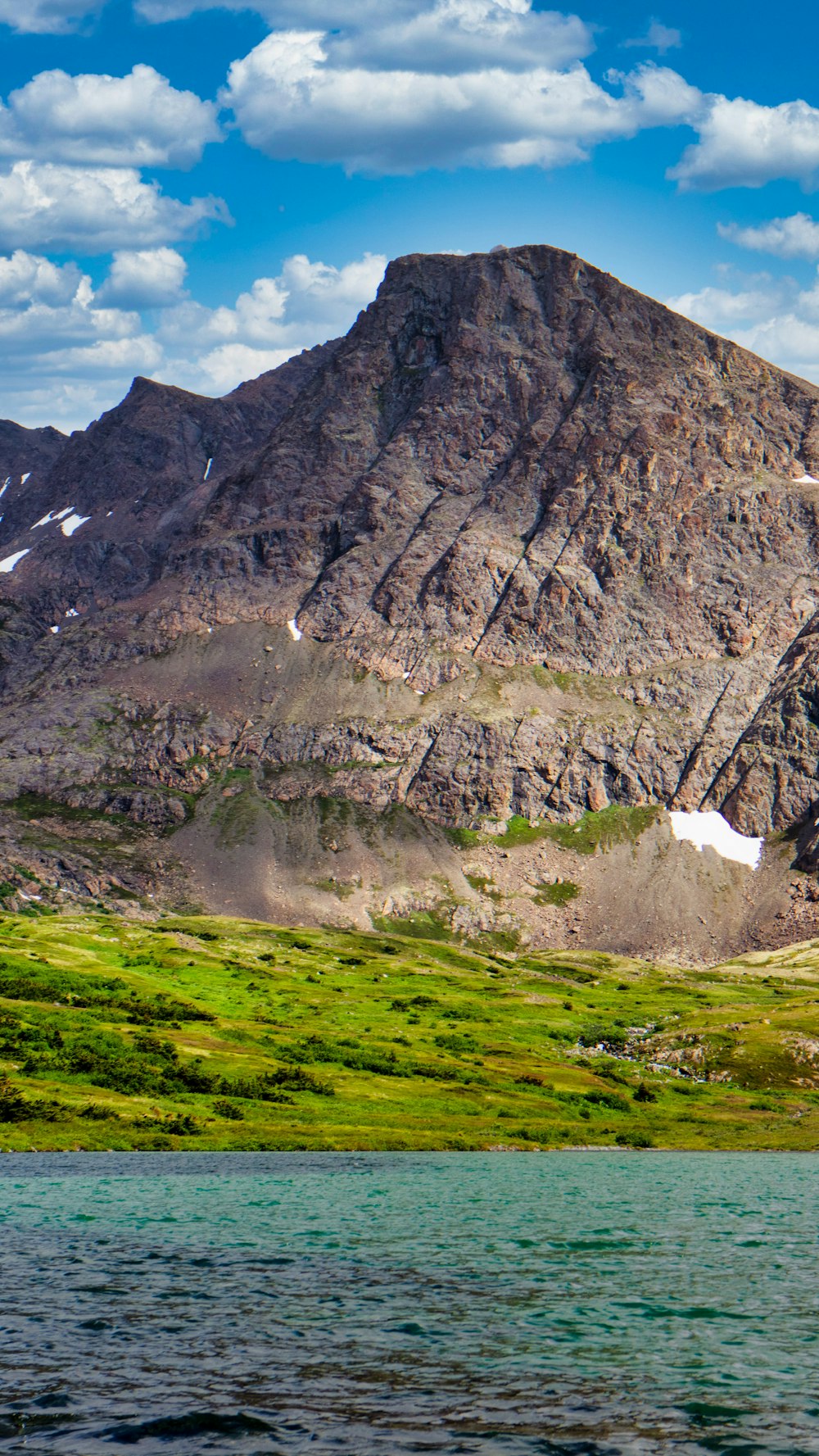 une montagne avec un lac devant elle