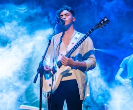 Trubadur som spelar gitarr och sjunger live på bröllop