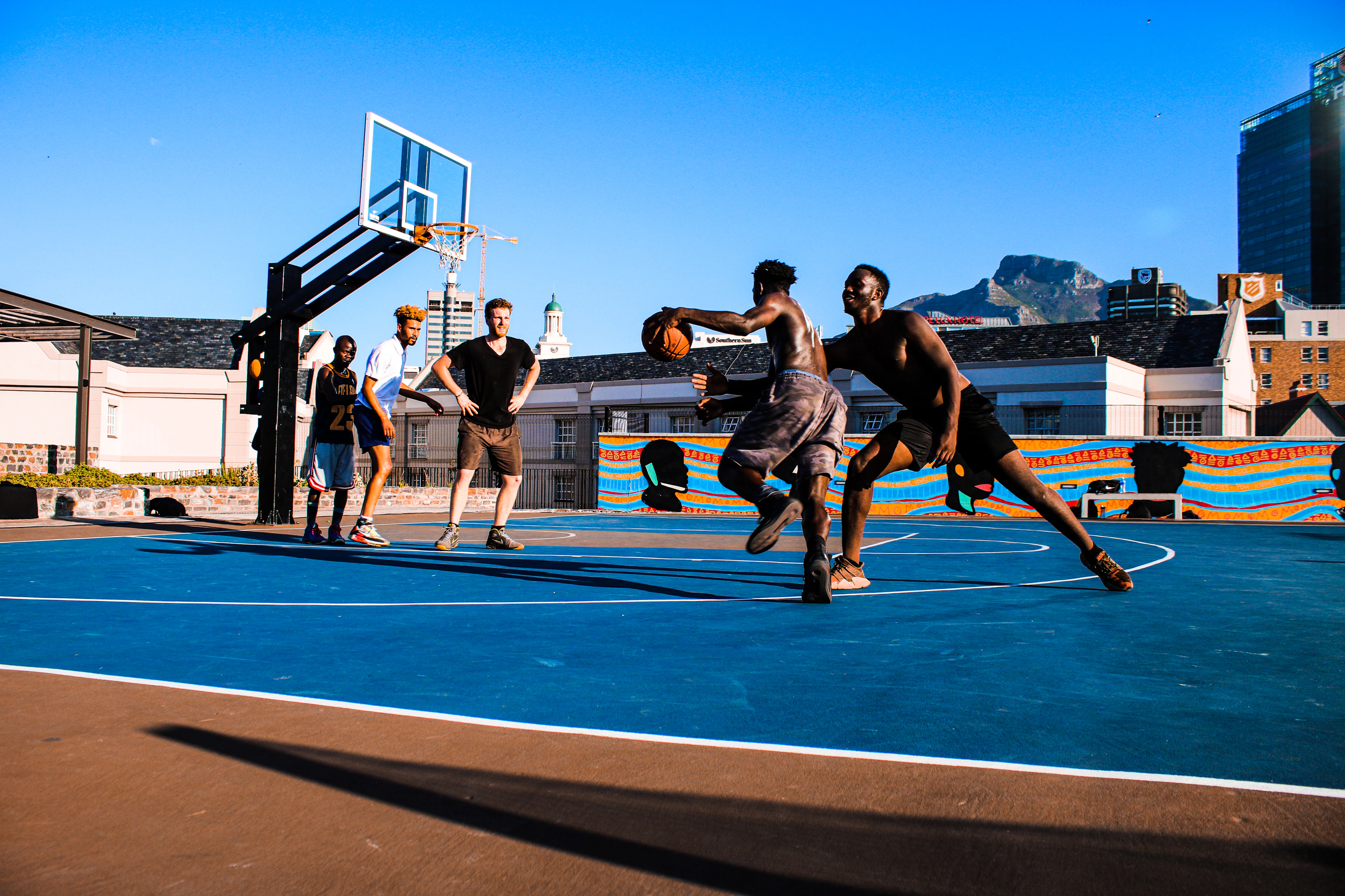 Un grupo de jóvenes jugando un partido de baloncesto