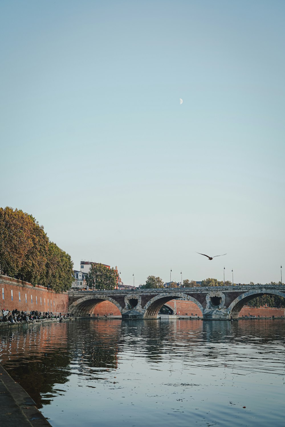 un pont qui se trouve au-dessus d’un plan d’eau