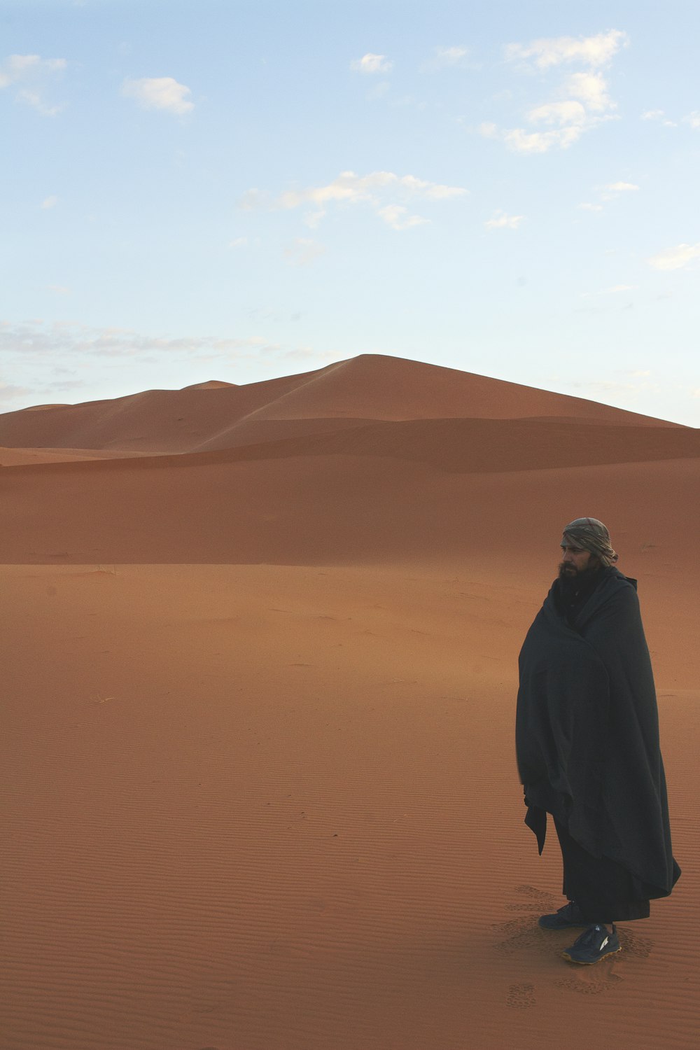 사막 한가운데에 서 있는 남자